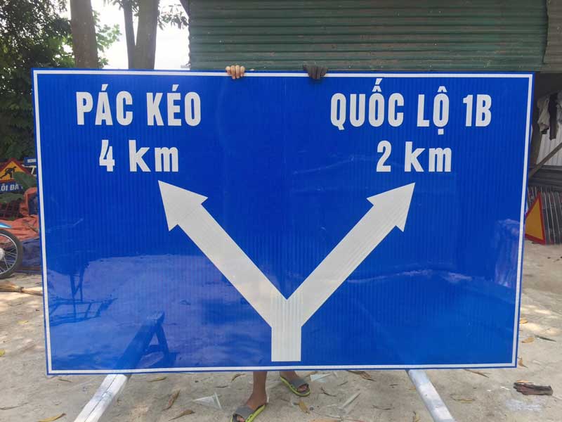 Biển báo giao thông tại Quảng Nam