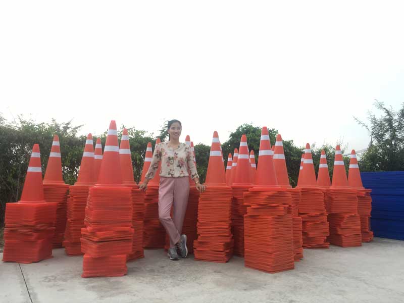 Cọc tiêu giao thông (chóp nón) tại TP Hồ Chí Minh